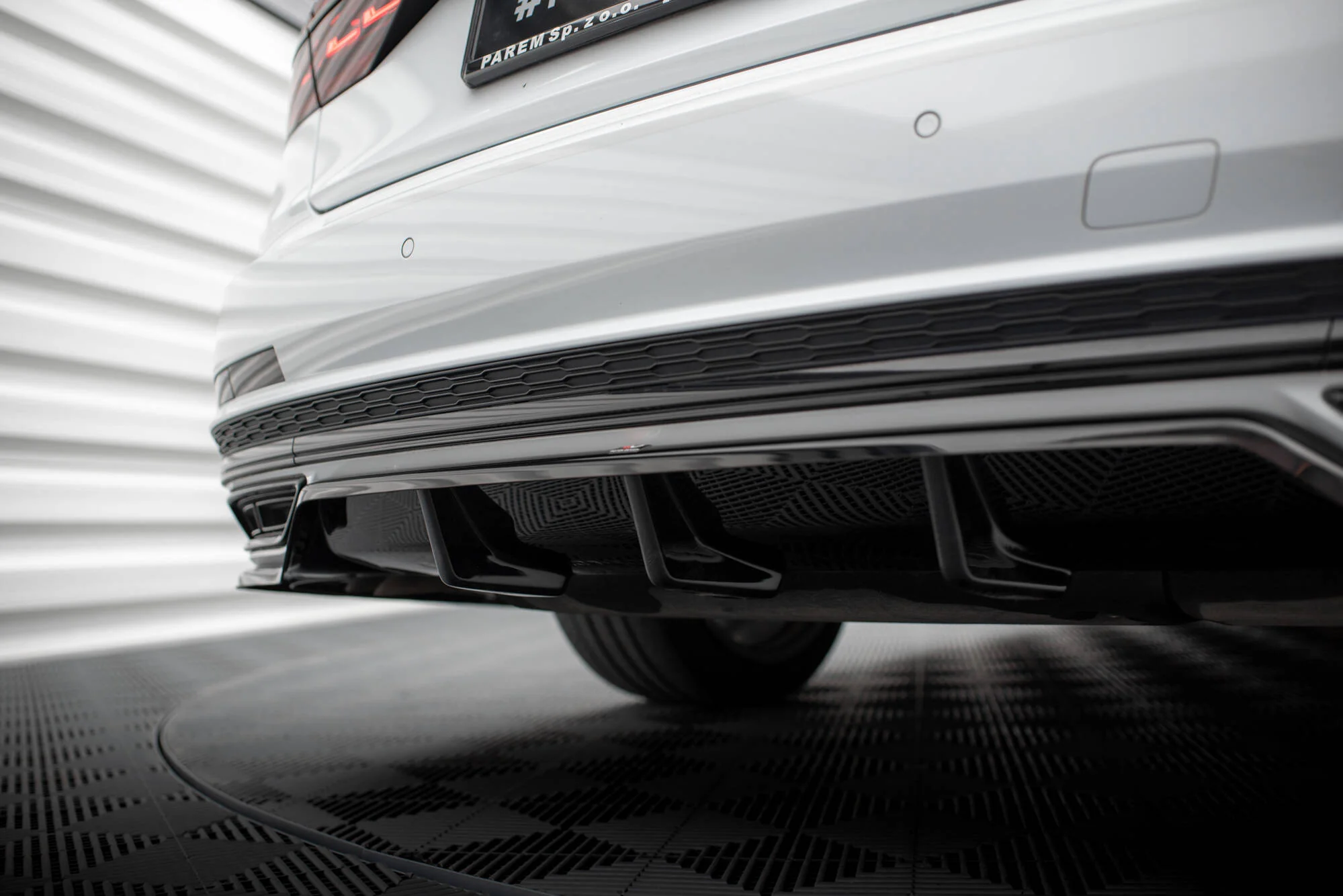 Rear Splitter (with vertical bars) Audi A8 S-Line D5 - Image 4