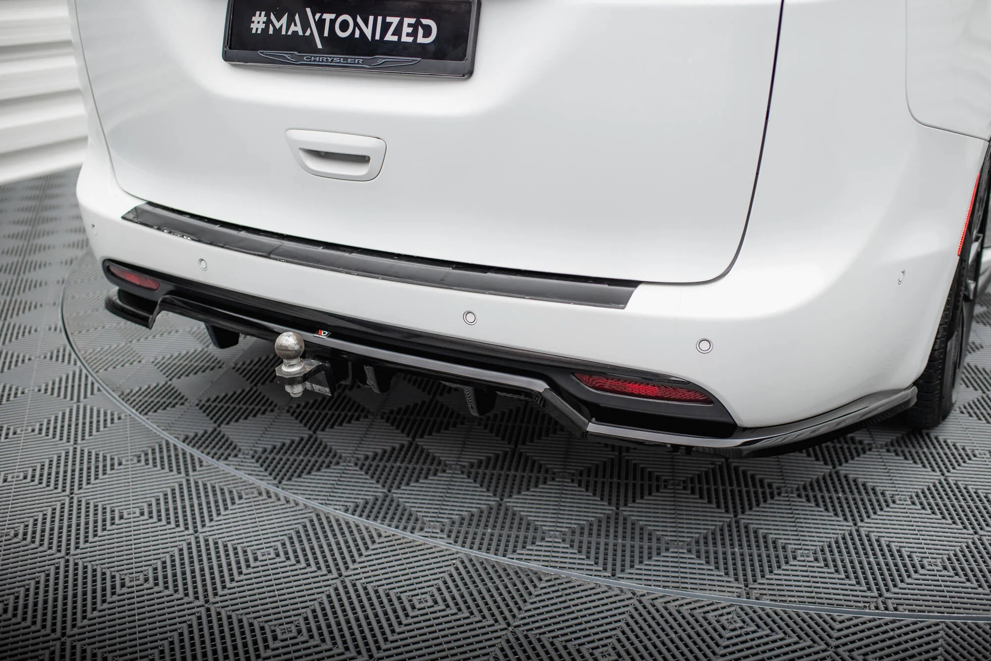 Rear Splitter (with vertical bars) Chrysler Pacifica Mk2 Facelift - Image 3