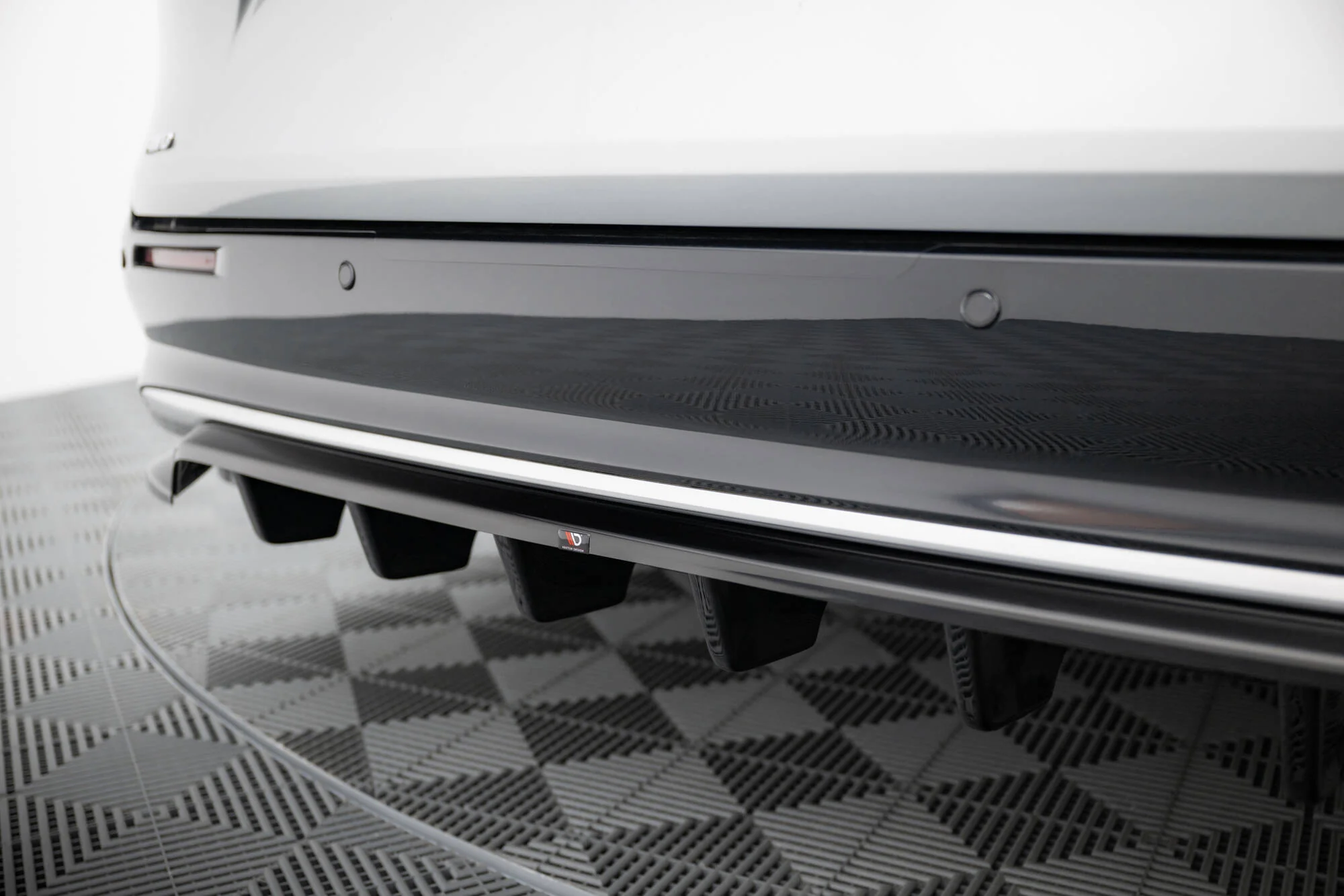 REAR SPLITTER (WITH VERTICAL BARS) TOYOTA SIENNA MK4 - Image 4