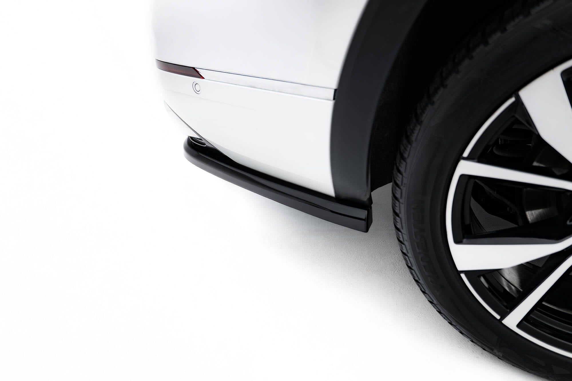 Rear Splitter (with vertical bars) Volkswagen Atlas R-Line Mk1 Facelift 2 - Image 5