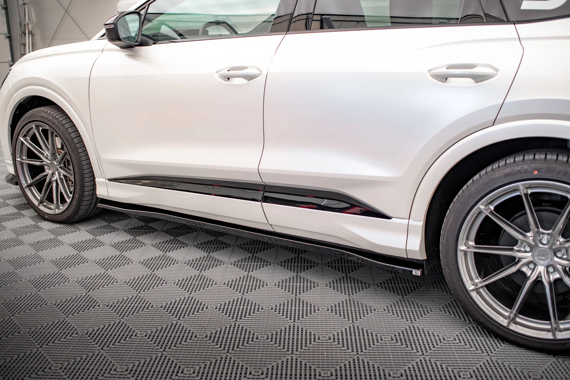 SIDE SKIRTS DIFFUSERS AUDI Q4 E-TRON SPORTBACK MK1 - Image 2