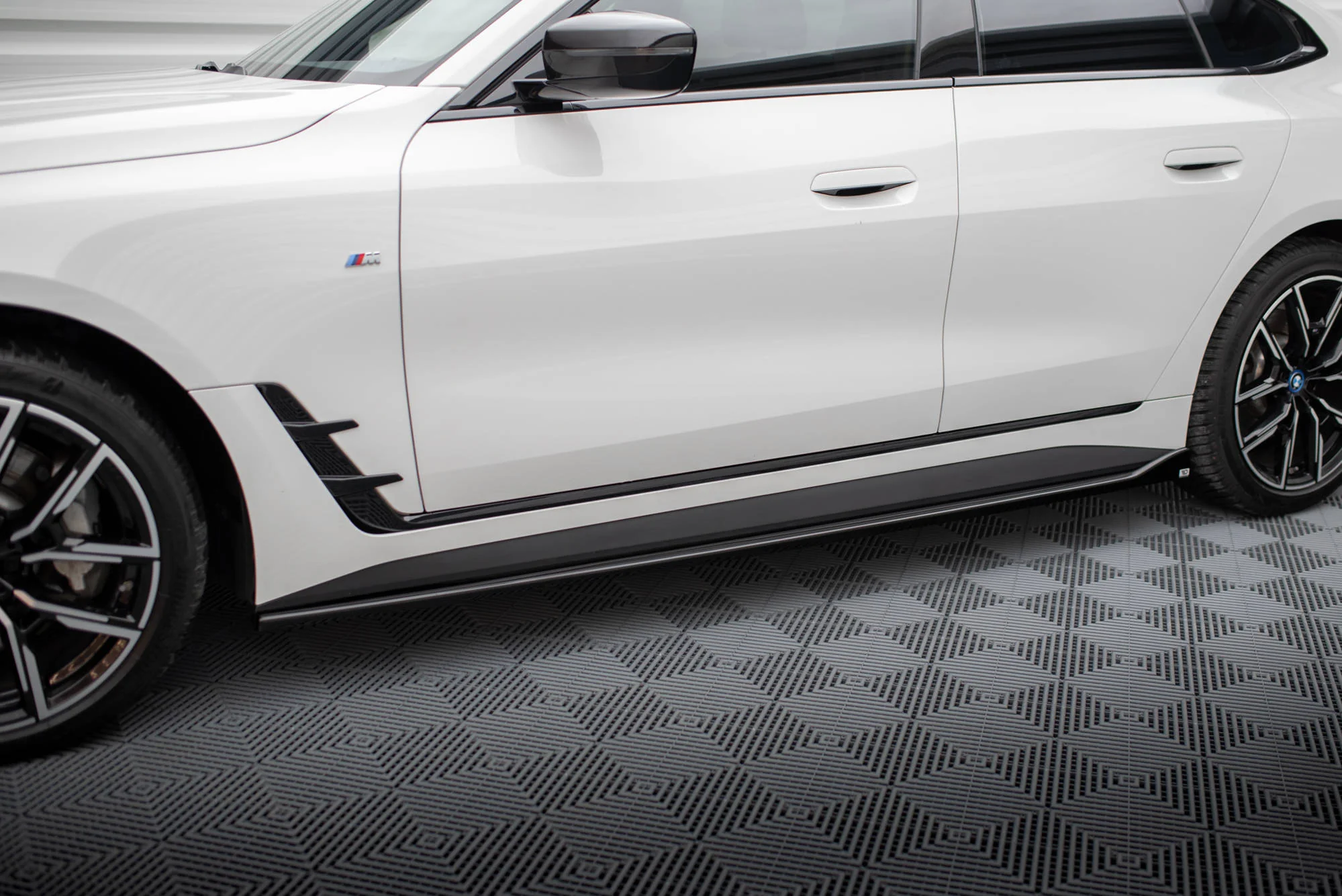 SIDE SKIRTS DIFFUSERS V.1 BMW I4 M-PACK G26 - Image 2