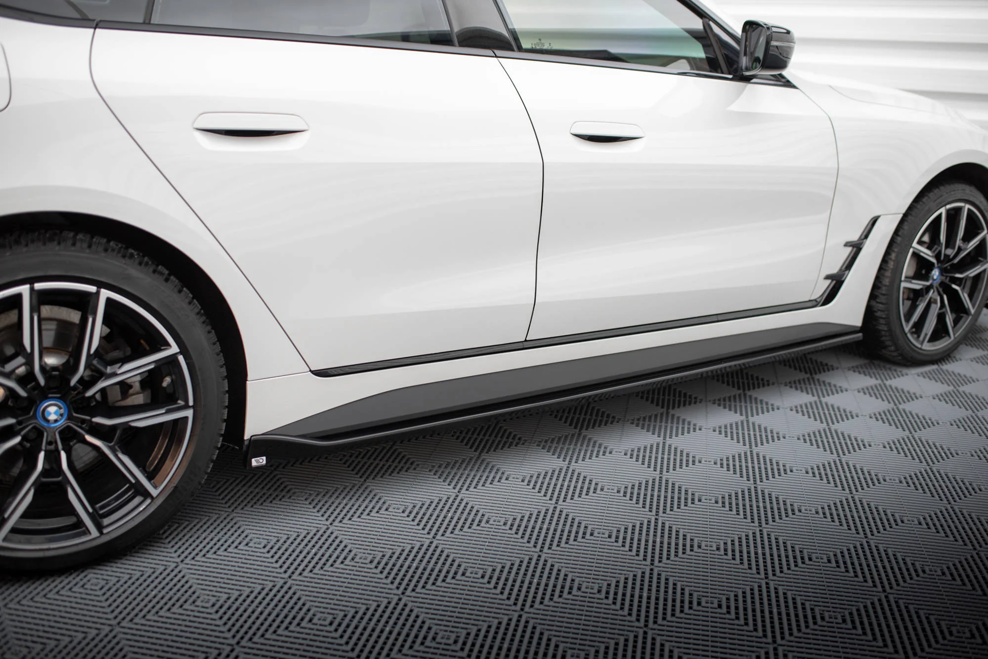SIDE SKIRTS DIFFUSERS V.1 BMW I4 M-PACK G26 - Image 4