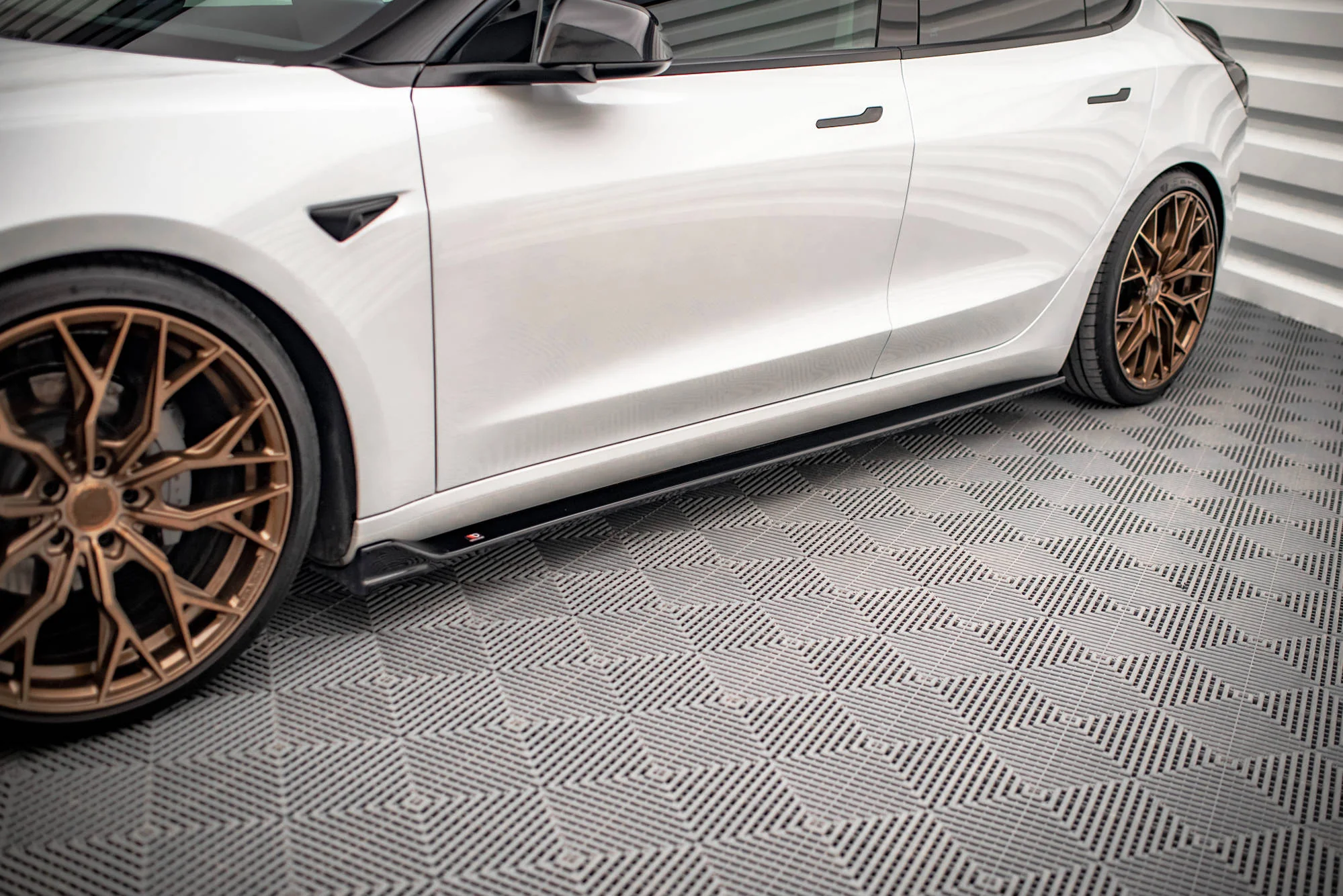 SIDE SKIRTS DIFFUSERS V.2 TESLA MODEL 3 - Image 3