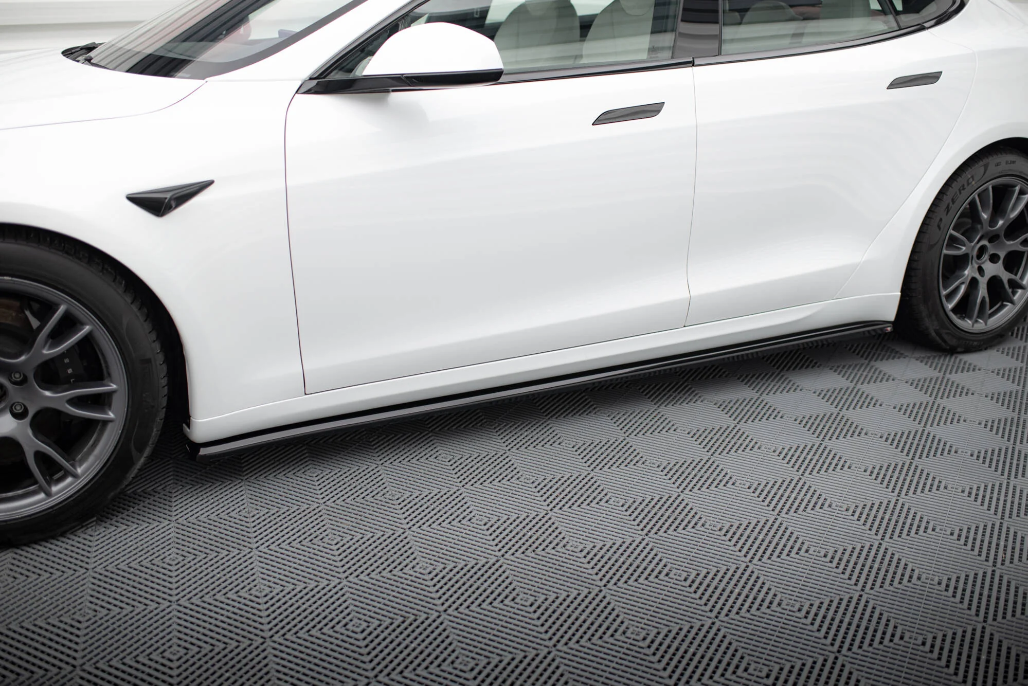 SIDE SKIRTS DIFFUSERS V.2 TESLA MODEL S PLAID MK1 FACELIFT - Image 3