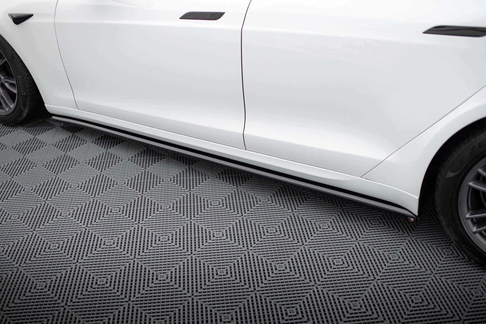 SIDE SKIRTS DIFFUSERS V.2 TESLA MODEL S PLAID MK1 FACELIFT - Image 4